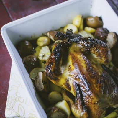 Faraona laccata al miele con patate novelle arrosto e foglie di salvia croccanti