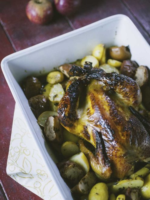 Faraona laccata al miele con patate novelle arrosto e foglie di salvia croccanti