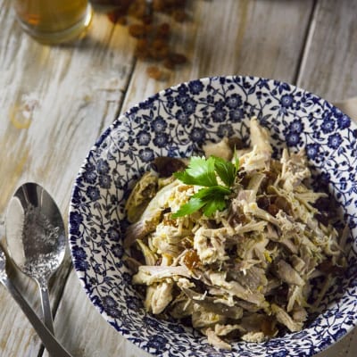 Insalata alla gonzaghesca con carne sfilacciata, uvetta e foglie di prezzemolo