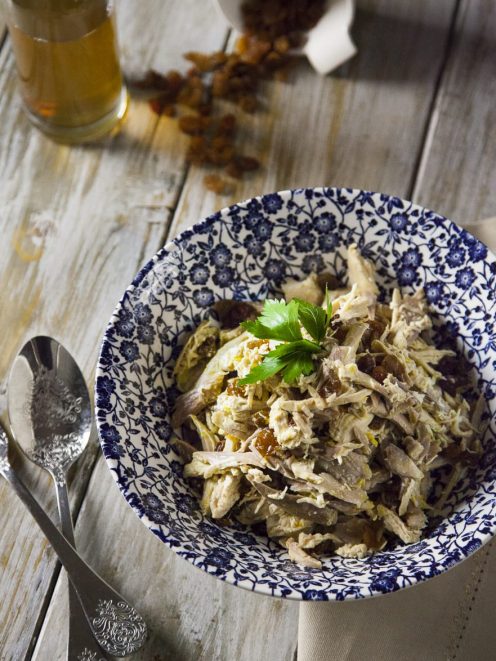 Insalata alla gonzaghesca con carne sfilacciata, uvetta e foglie di prezzemolo