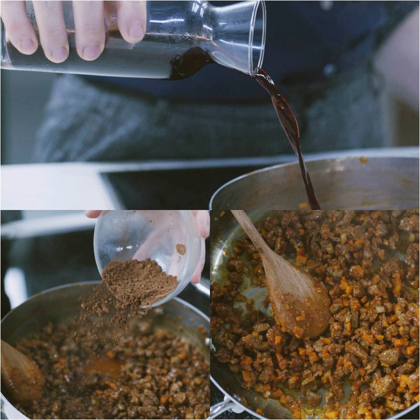 Vino rosso versato sul ragù di anatra in padella, poi aggiunta di cacao in polvere e mescolatura