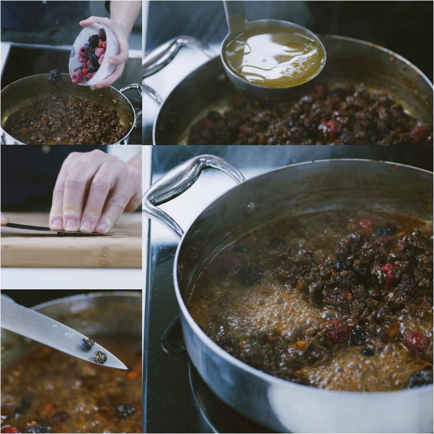 Frutti rossi aggiunti al ragù di anatra in cottura, poi brodo versato e bacche di ginepro schiacciate
