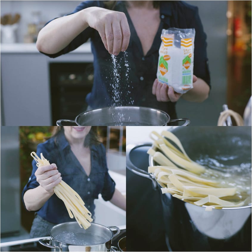 Sale versato nell'acqua bollente e tagliatelle fresche calate in pentola