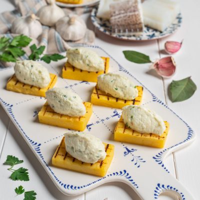 Baccalà mantecato alla veneziana servito a quenelle su crostini di polenta grigliata