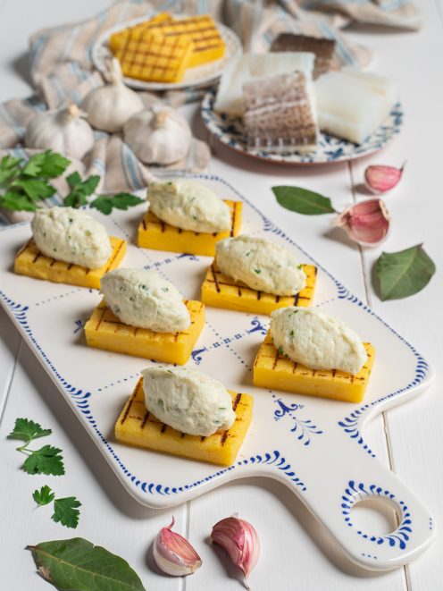 Baccalà mantecato alla veneziana servito a quenelle su crostini di polenta grigliata