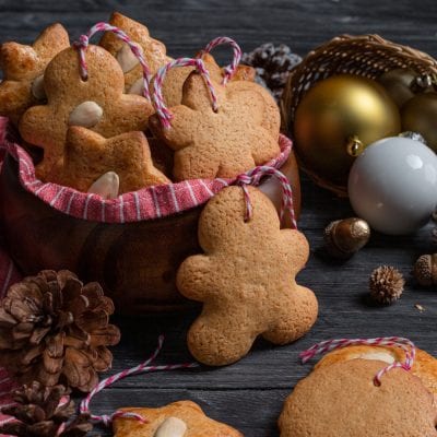 Biscotti al miele a forma di omino e fiocco di neve, legati con spago rosso e bianco