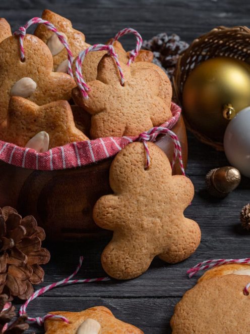 Biscotti al miele a forma di omino e fiocco di neve, legati con spago rosso e bianco