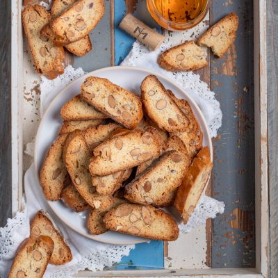 Cantucci di Prato tagliati a fette con mandorle intere impilati su un piatto