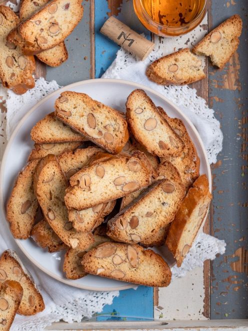 Cantucci di Prato tagliati a fette con mandorle intere impilati su un piatto