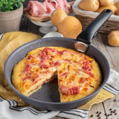 Focaccia in padella con prosciutto cotto e formaggio filante, una fetta già tagliata