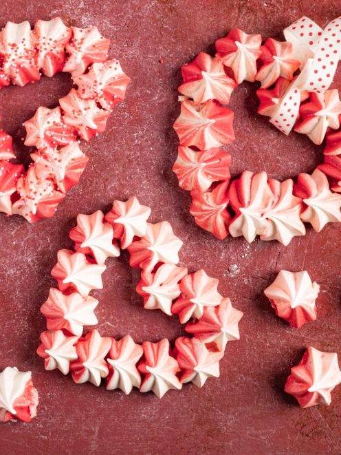 Ghirlanda di meringhe bicolori a spirale rossa e bianca, con codette colorate