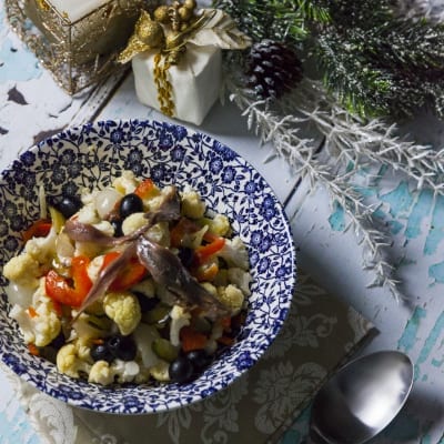 Insalata di rinforzo con cavolfiore, acciughe, olive nere e peperoni rossi