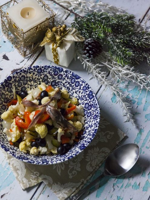 Insalata di rinforzo con cavolfiore, acciughe, olive nere e peperoni rossi