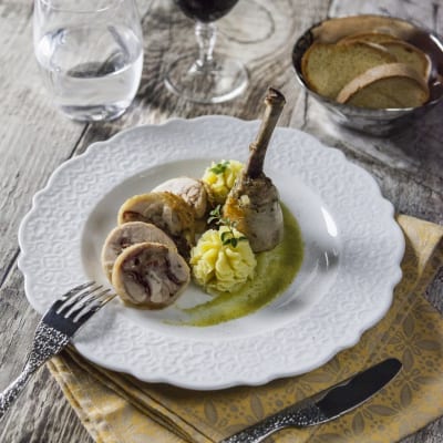Jambonet di pollo farcito affettato, servito con purè di patate e salsa di asparagi