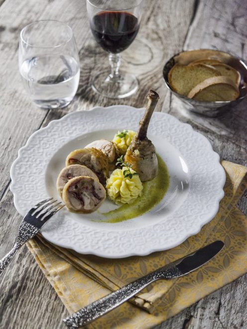 Jambonet di pollo farcito affettato, servito con purè di patate e salsa di asparagi