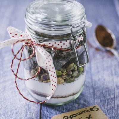 Mix per brownies senza glutine in barattolo a strati con pistacchi e cioccolato