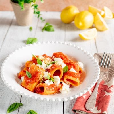 Paccheri con pomodoro, bufala e limone conditi con parmigiano grattugiato e foglie di basilico fresco