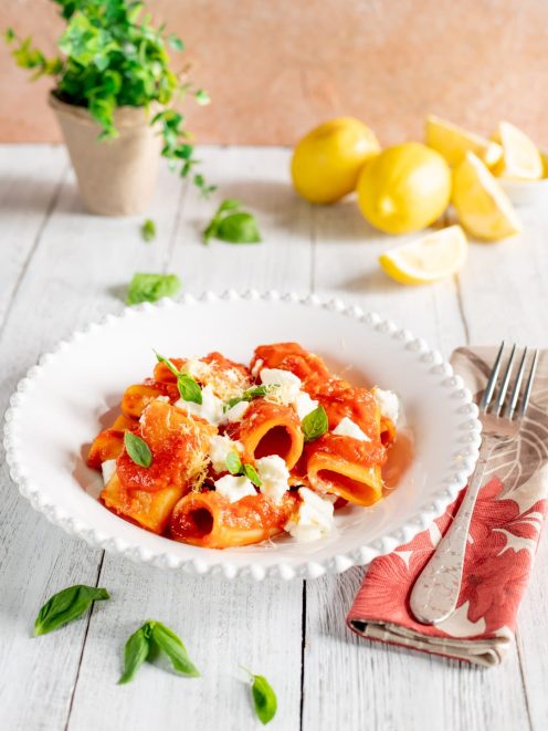 Paccheri con pomodoro, bufala e limone conditi con parmigiano grattugiato e foglie di basilico fresco