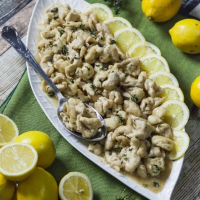 Pollo al limone in salsa cremosa con timo fresco e fettine di limone