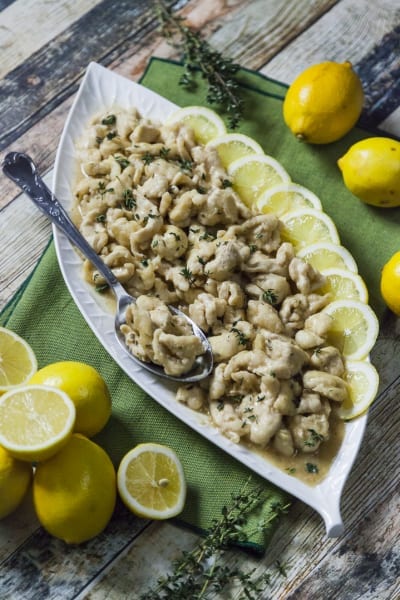 Pollo al limone in salsa cremosa con timo fresco e fettine di limone