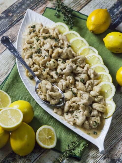 Pollo al limone in salsa cremosa con timo fresco e fettine di limone