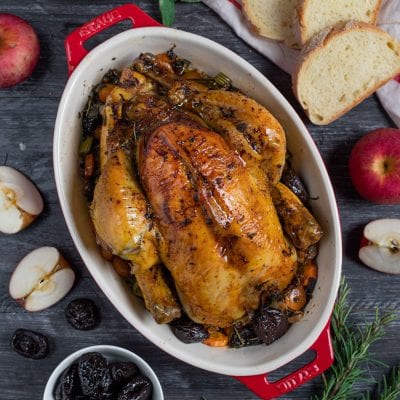 Pollo ripieno di mele e prugne arrosto intero, con verdure e succhi di cottura