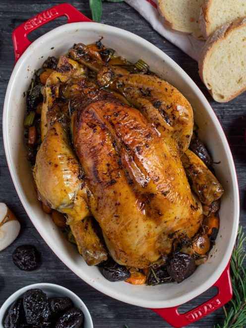 Pollo ripieno di mele e prugne arrosto intero, con verdure e succhi di cottura