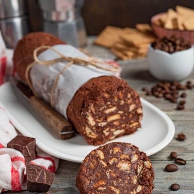 Salame di cioccolato e caffè affettato, con la sezione che mostra i pezzi di biscotto nell'impasto scuro