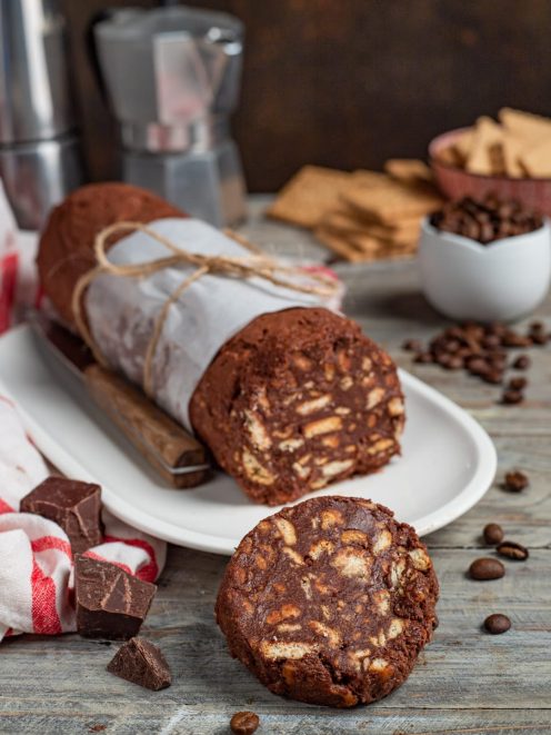 Salame di cioccolato e caffè affettato, con la sezione che mostra i pezzi di biscotto nell'impasto scuro