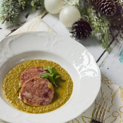 Vellutata di lenticchie con cotechino al vapore affettato, guarnita con prezzemolo fresco