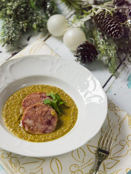Vellutata di lenticchie con cotechino al vapore affettato, guarnita con prezzemolo fresco