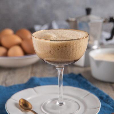 Zabaione al caffè servito in coppa con densa schiuma cremosa in superficie