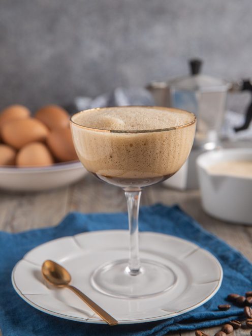 Zabaione al caffè servito in coppa con densa schiuma cremosa in superficie