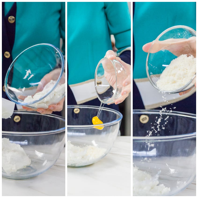 Mani che aggiungono ricotta, tuorlo e formaggio grattugiato in una ciotola per la farcitura