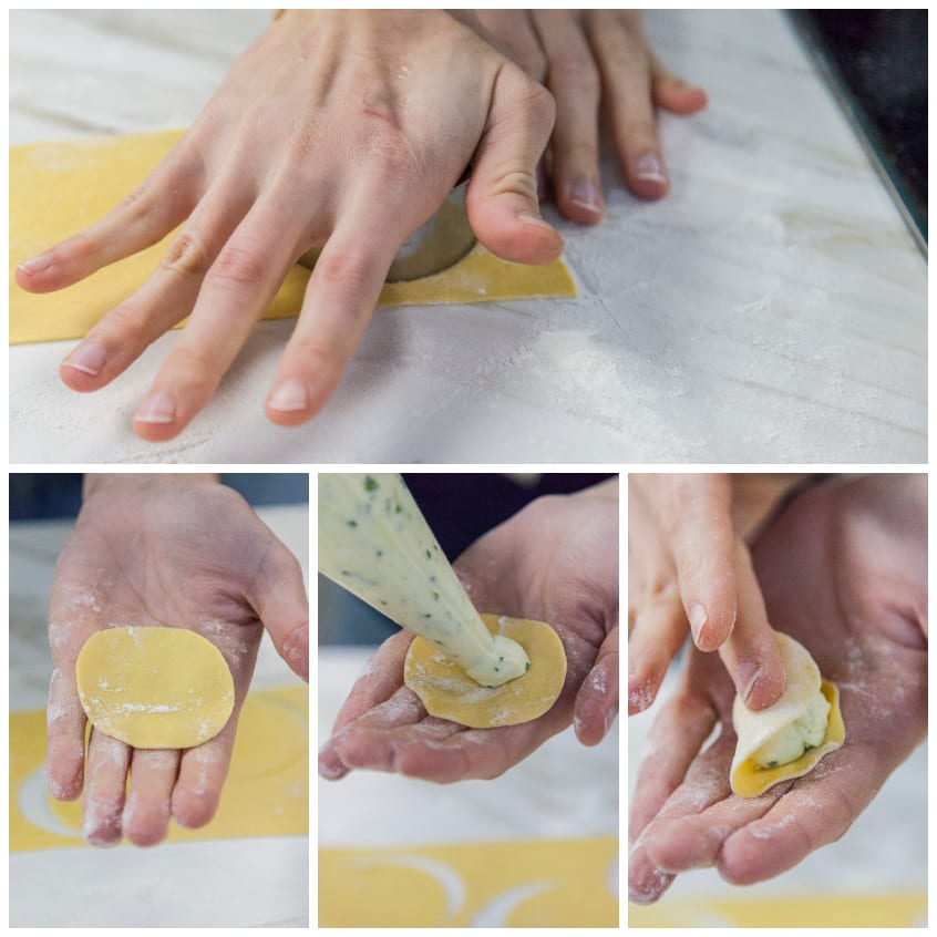 Mani che farciscono e chiudono i cappellacci: disco di pasta in mano, ripieno di ricotta dalla sac-à-poche, poi sigillatura