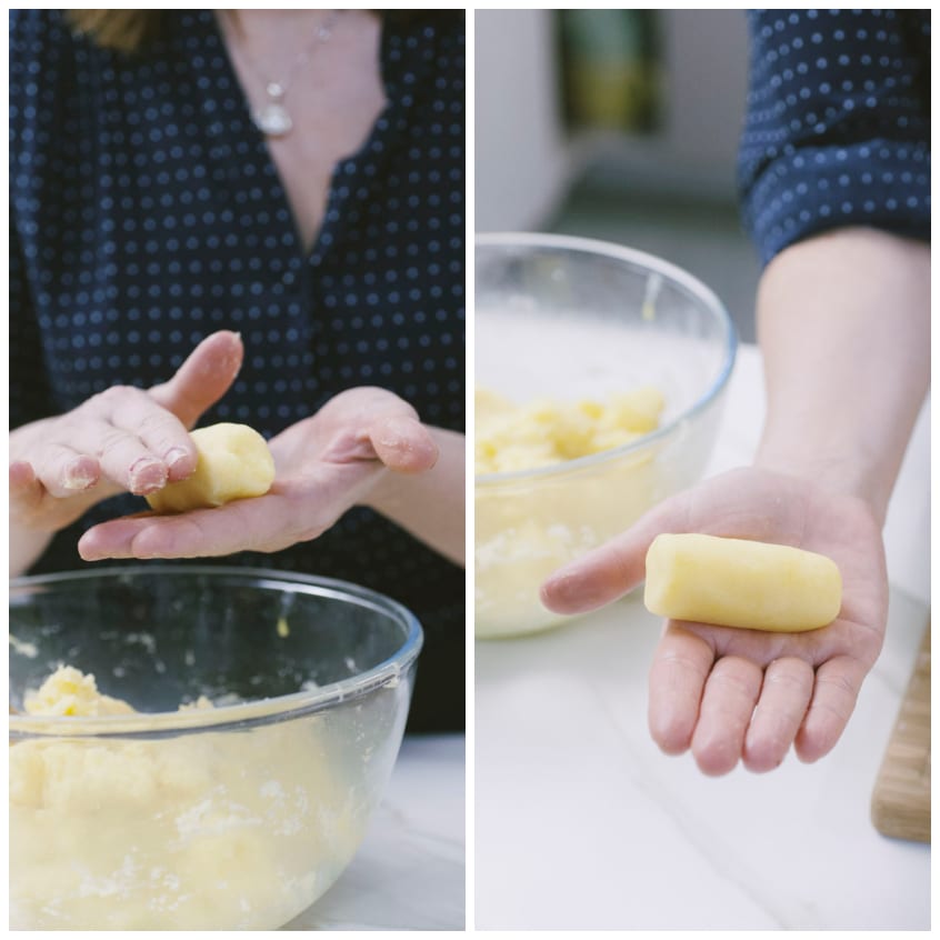 Mani che modellano l'impasto di crocchette di patate, con il cilindro già formato sul palmo