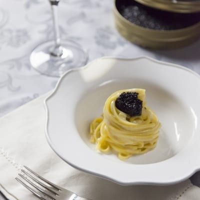 Tagliolini al caviale e burro aromatizzato arrotolati a nido con una quenelle di caviale nero in cima