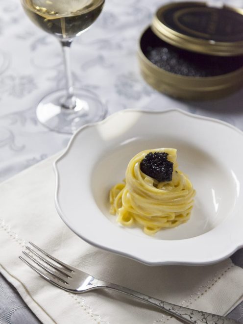 Tagliolini al caviale e burro aromatizzato arrotolati a nido con una quenelle di caviale nero in cima