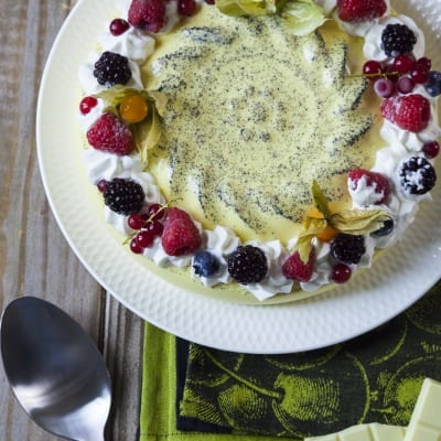 Budino al cioccolato bianco con crema e frutti di bosco misti, physalis e semi di papavero