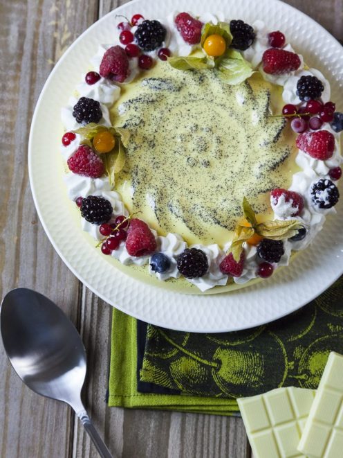 Budino al cioccolato bianco con crema e frutti di bosco misti, physalis e semi di papavero