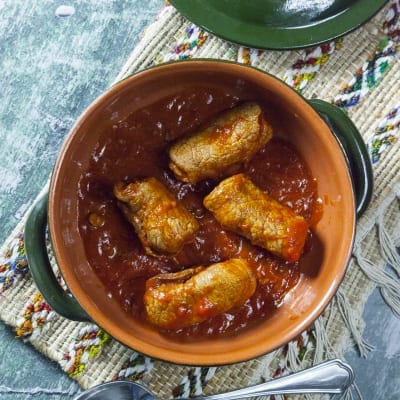 Braciolette al sugo immerse in una ricca salsa di pomodoro densa e lucida