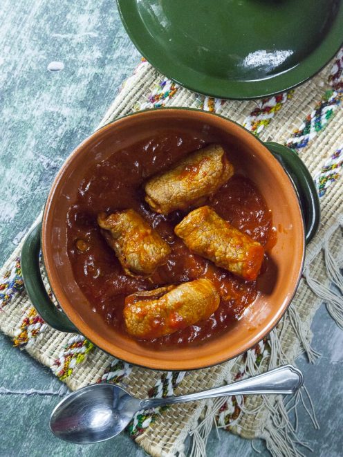 Braciolette al sugo immerse in una ricca salsa di pomodoro densa e lucida