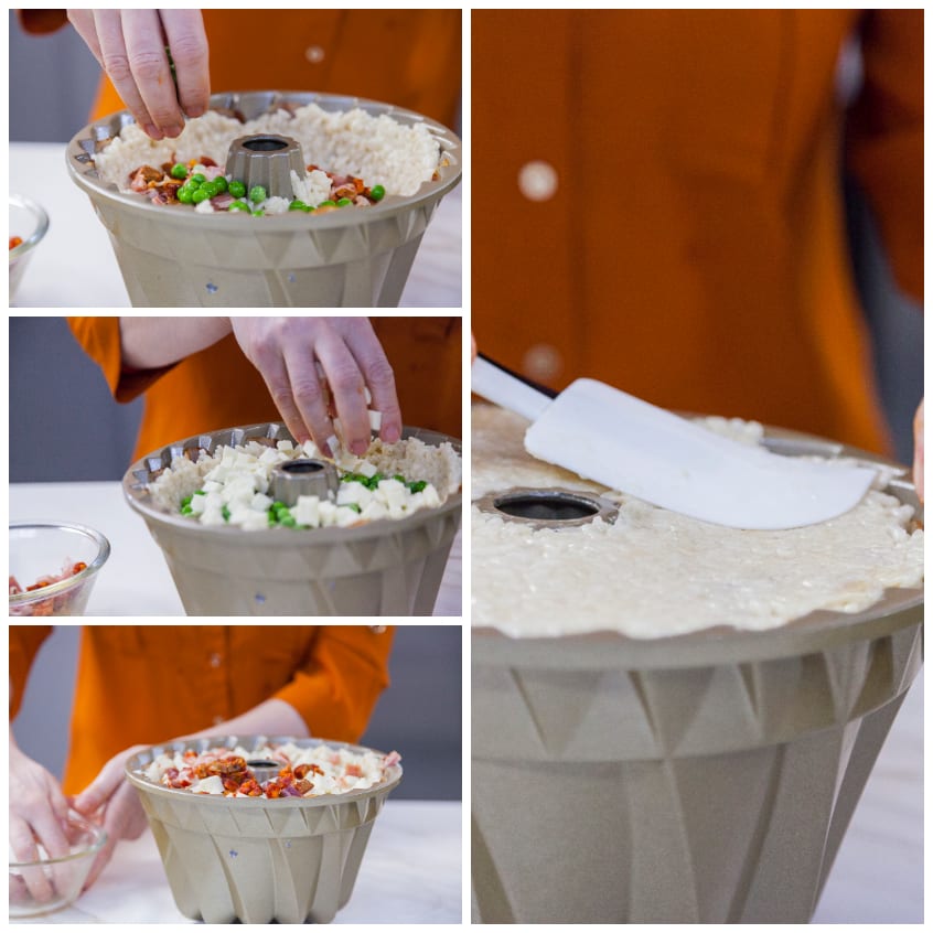 Mani che stratificano riso, piselli e mozzarella in uno stampo da timballo, livellando la superficie