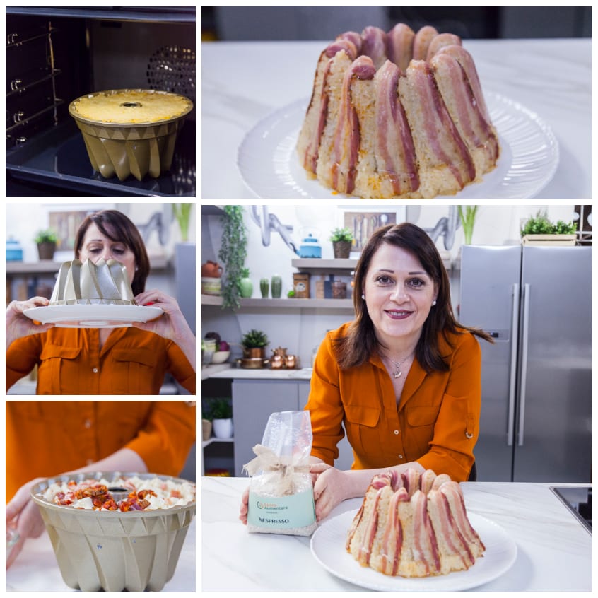 Timballo di riso avvolto in fette di pancetta pronto da sformare su un piatto da portata