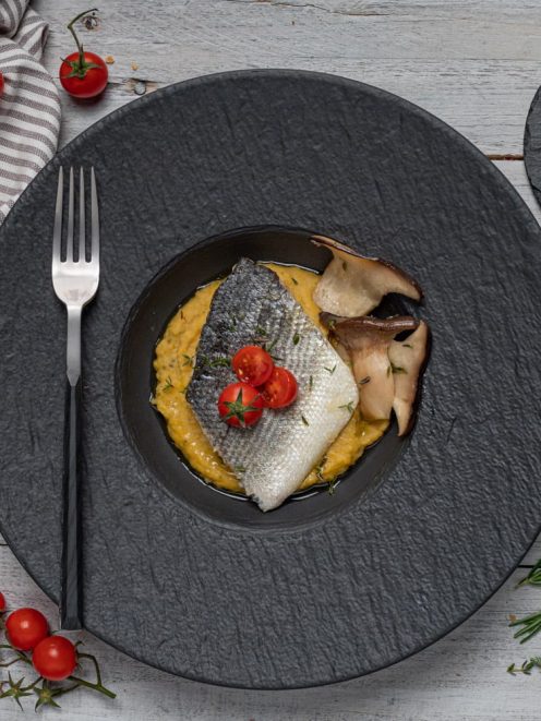 Crema di ceci con filetto di branzino al vapore, funghi saltati e pomodorini ciliegino