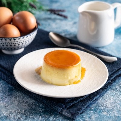 Crème caramel sformato con salsa al caramello che cola sul dessert