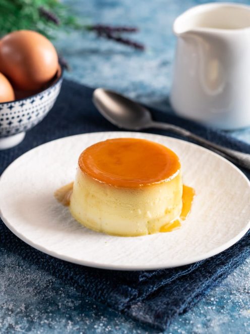 Crème caramel sformato con salsa al caramello che cola sul dessert