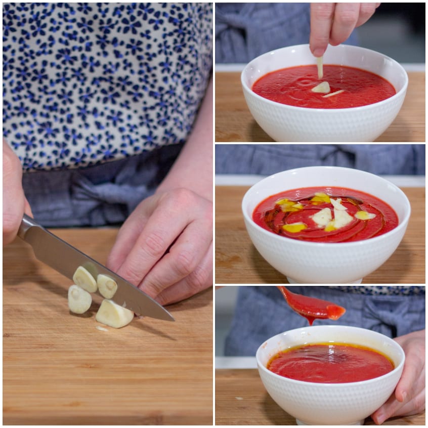 Aglio affettato sottile aggiunto alla passata di pomodoro in una ciotola, poi mescolato con olio