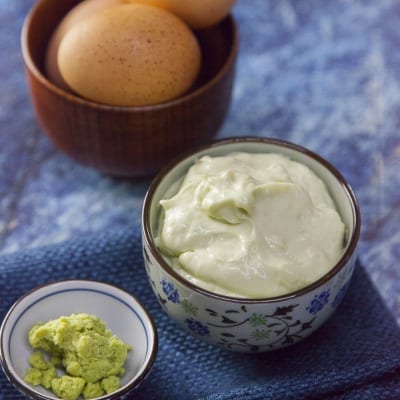 Maionese al wasabi cremosa servita con uova fresche e wasabi in pasta a parte