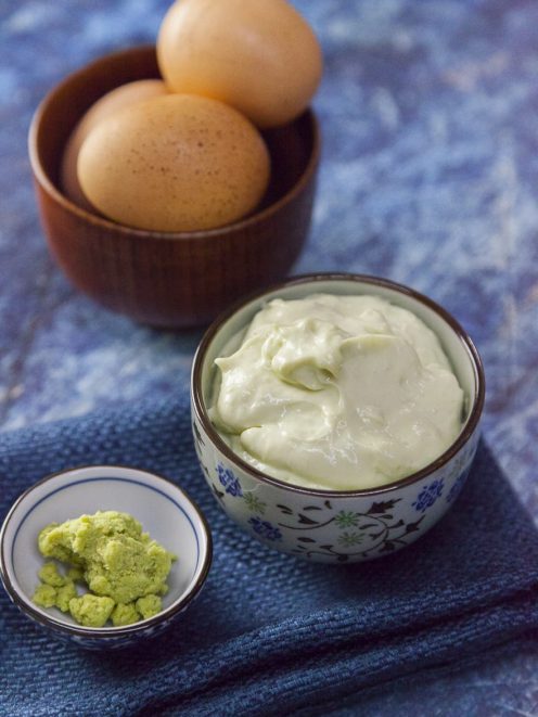 Maionese al wasabi cremosa servita con uova fresche e wasabi in pasta a parte